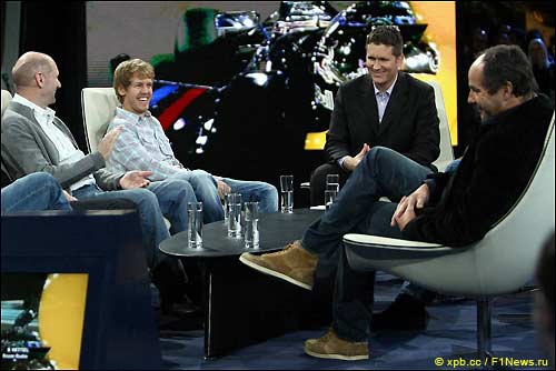 Герхард Бергер (справа), Себастьян Феттель и Эдриан Ньюис в эфире Servus TV, 2010 год
