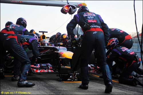 В Red Bull Racing отрабатывают процедуру пит-стопа