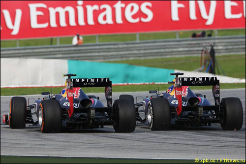 Борьба Марка Уэббера и Себастьяна Феттеля в Гран При Малайзии 2013