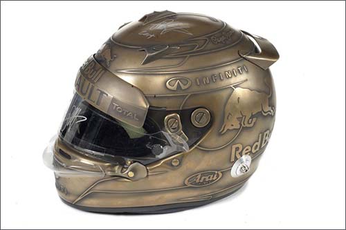 Шлем, в котором Себастьян Феттель провёл свою 100-ю гонку за Red Bull Racing