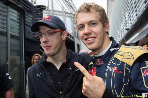 Себастьен Бурдэ и Себастьян Феттель после победы немца на Гран При Италии-2008. Феттель впервые показывает палец в честь победы - позже этот жест станет традицией