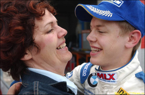 Себастьян Феттель и его мама Хайке после победы на этапе Формулы BMW в Адрии, Италия