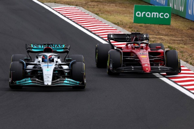 Гонщики Mercedes и Ferrari ведут борьбу за позицию, фото XPB