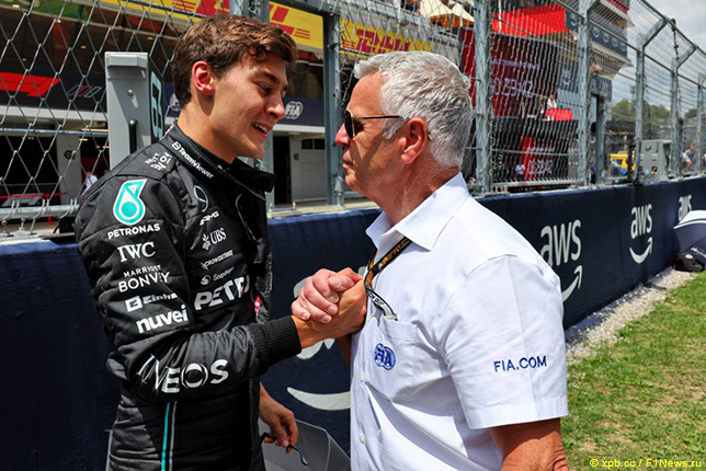 Дерек Уорик беседует с Джорджем Расселлом на Гран При Испании