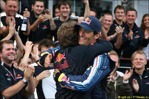 Глава Red Bull Racing Кристиан Хорнер поздравляет Марка Уэббера с победой