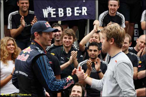 Себастьян Феттель (справа) поздравляет Марка Уэббера с победой в Гран При Бразилии