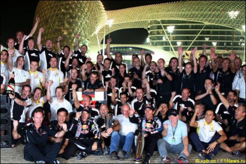 Команда Red Bull празднует дубль в Абу-Даби