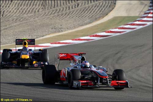 Марк Уэббер преследует Дженсона Баттона во время Гран При Бахрейна