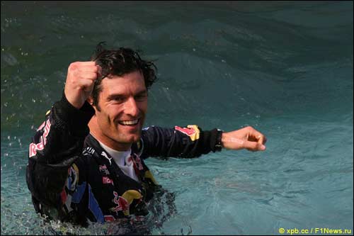 Марк Уэббер совершает ритуальное купание в бассейне после победы в Монако