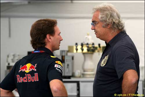 Флавио Бриаторе (справа) и Кристиан Хорнер, глава Red Bull Racing