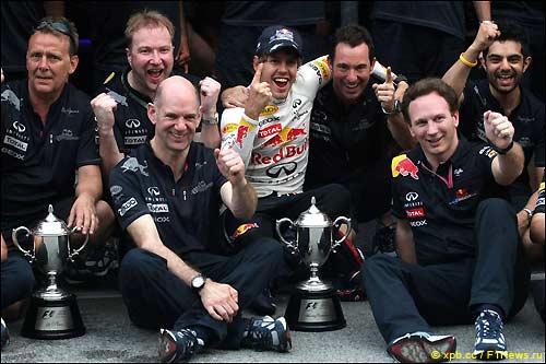 Команда Red Bull Racing празднует победу