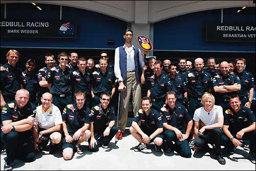 Пресс-служба Red Bull Racing приложила к релизу прошлогоднюю фотографию команды с самым высоким жителем Земли