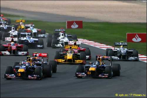 Пилоты Red Bull Racing лидируют на старте Гран При Великобритании 2010 года