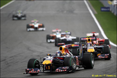 Пилоты Red Bull Racing на трассе Гран При Бельгии 2010 года
