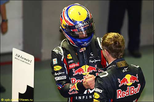 Марк Уэббер поздравляет Себастьяна Феттеля с победой в Гран При Сингапура