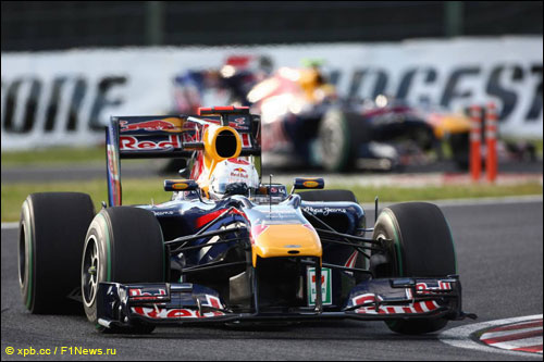 Пилоты Red Bull Racing на трассе Гран При Японии 2010 года