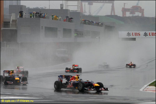 Пилоты Red Bull Racing на трассе Гран При Кореи 2010 года