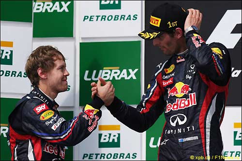 Себастьян Феттель поздравляет Марка Уэббера с победой в Гран При Бразилии