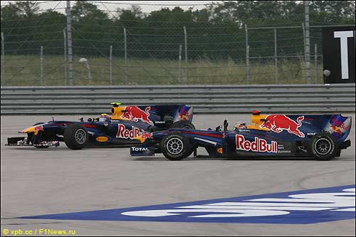 Машины Марка Уэббера и Себастьяна Феттеля после столкновения на трассе Гран При Турции, 2010 год