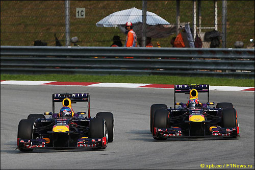 Гонщики Red Bull Racing ведут борьбу на трассе Гран При Малайзии