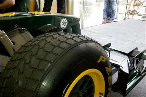 Дождевая резина на Team Lotus