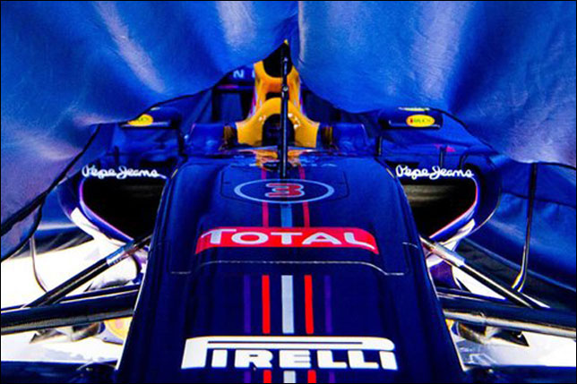 Машина Red Bull Racing перед презентацией