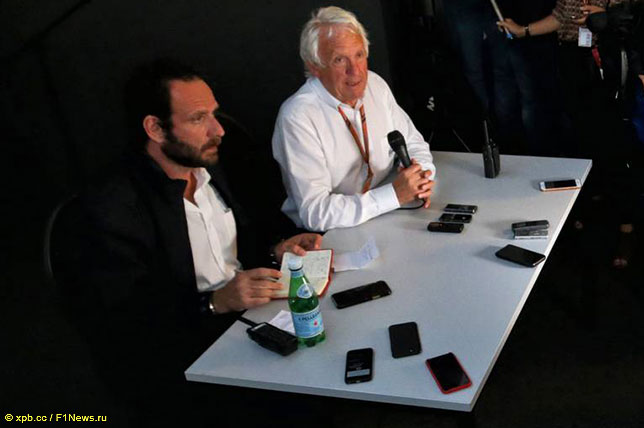 Чарли Уайтинг на встрече с прессой, слева - руководитель пресс-службы FIA Маттео Бончиани