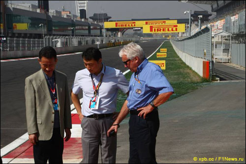 Чарли Уайтинг с корейскими товарищами инспектирует трассу в Йонаме