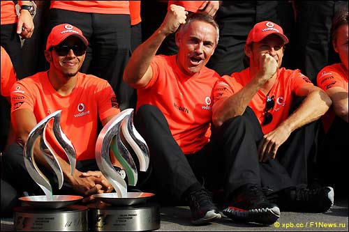 Мартин Уитмарш с гонщиками McLaren после победы в Монце