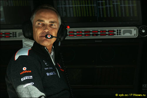 Руководитель McLaren Мартин Уитмарш на командном мостике по ходу Гран При Кореи