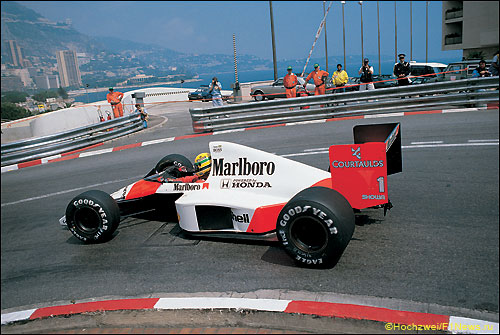 В 1989-м у McLaren был эксклюзивный контракт с Honda. Айртон Сенна в Монако за рулем MP4-5