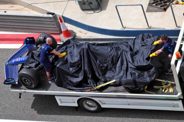 Повреждённую машину Williams транспортируют в боксы команды, фото XPB