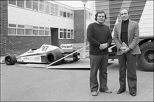 Фрэнк Уильямс (справа) и Патрик Хэд накануне презентации FW06 на новом заводе в Дидкоте, Англия (1978 год)