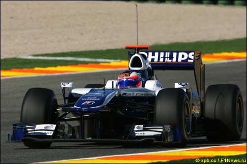 Рубенс Баррикелло за рулем FW32 на тестах в Валенсии