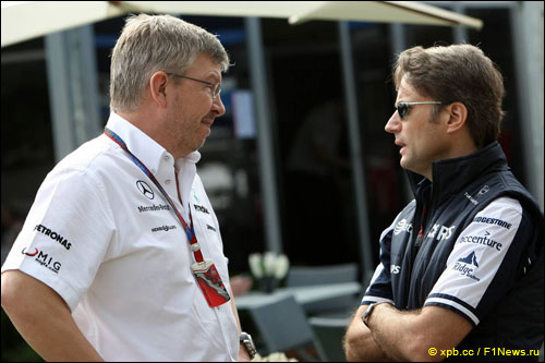 Директор Williams Адам Парр со своим коллегой из Mercedes GP Россом Брауном
