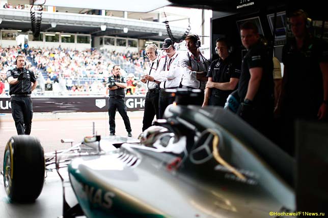 Руководство Mercedes и Льюис Хэмилтон на Гран При Монако
