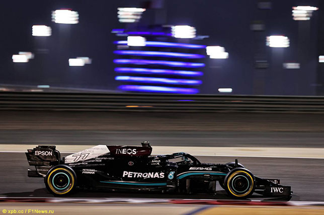 Валттери Боттас за рулём Mercedes W12 на тренировках в Бахрейне