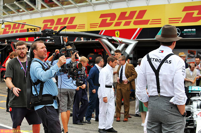 Тото Вольфф и съёмочная группа возле боксов Mercedes на Гран При Германии, 2019 год