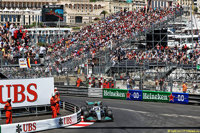 Льюис Хэмилтон за рулём Mercedes W13 на трассе в Монако