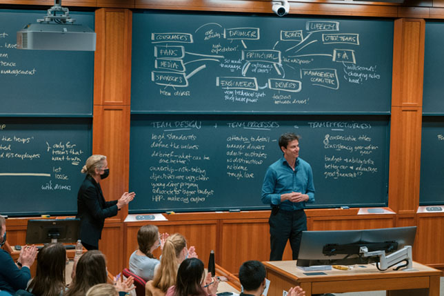 Тото Вольфф читает лекцию в Гарварде