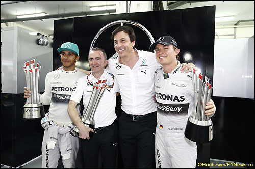 Тото Вольфф и Падди Лоу празднуют победный дубль Mercedes AMG в Малайзии вместе с гонщиками команды