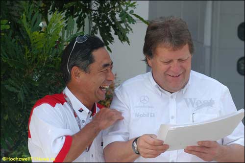 Хироши Ясукава и глава Mercedes Motorsport Норберт Хауг